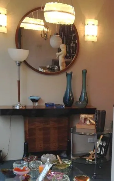 due mobili dresuars antichi decorativi in un ambiente accogliente