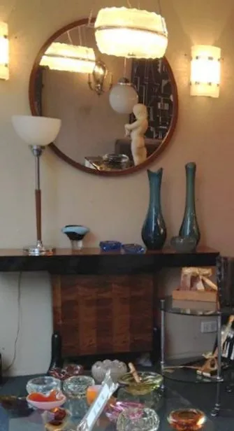 due mobili dresuars antichi con decorazione elegante