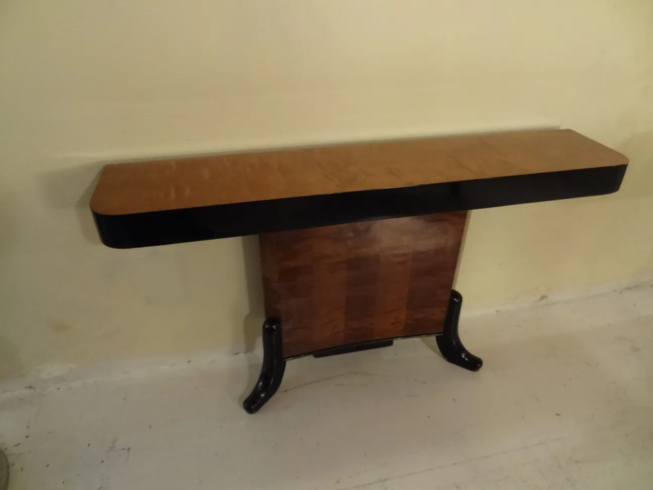 Mobili dresuars antichi dal design elegante