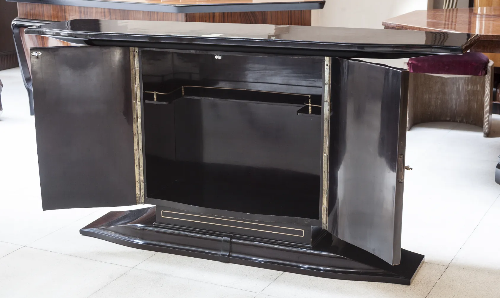 duas consoles antigas com portas abertas, design elegante