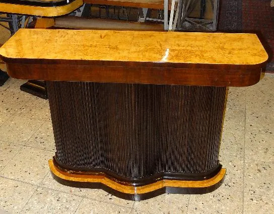 due antiche console con un design elegante