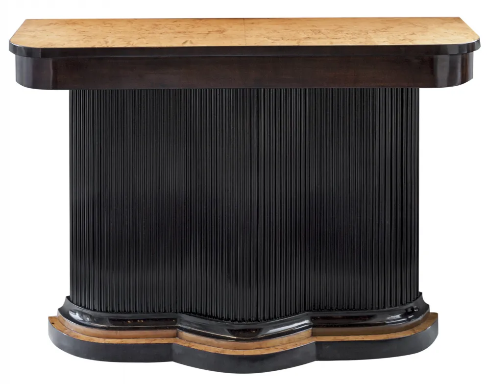 duas consolas antigas com design único e detalhes decorativos