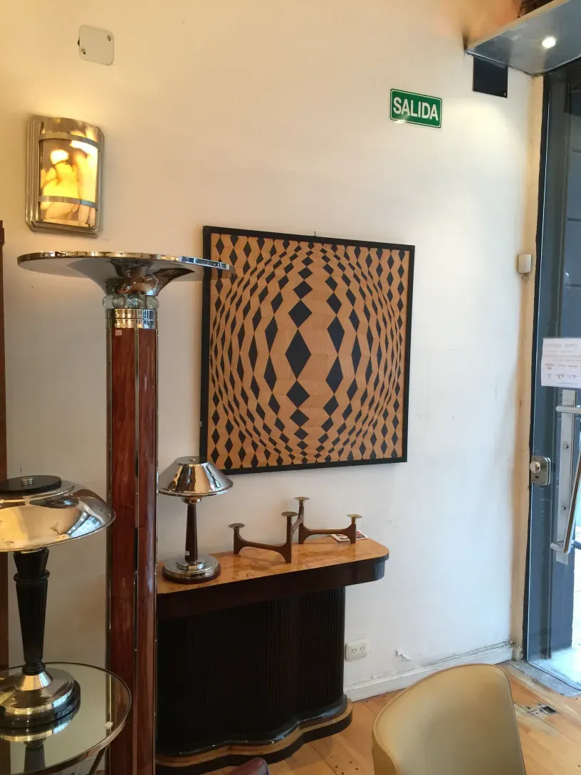 dos consolas antiguas en un ambiente elegante y contemporáneo