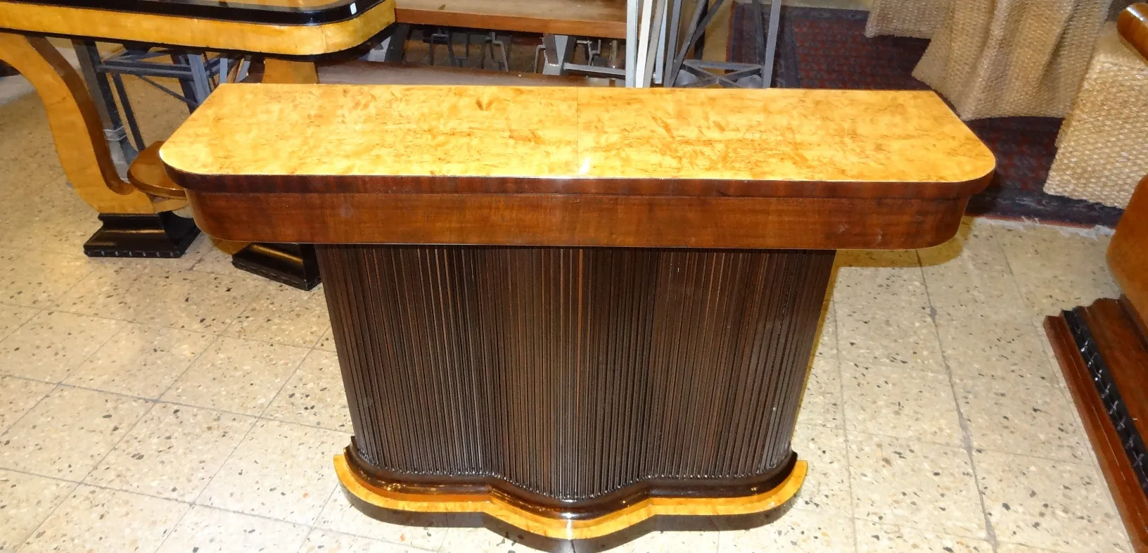 due consolle antiche con design elegante e finitura lucida