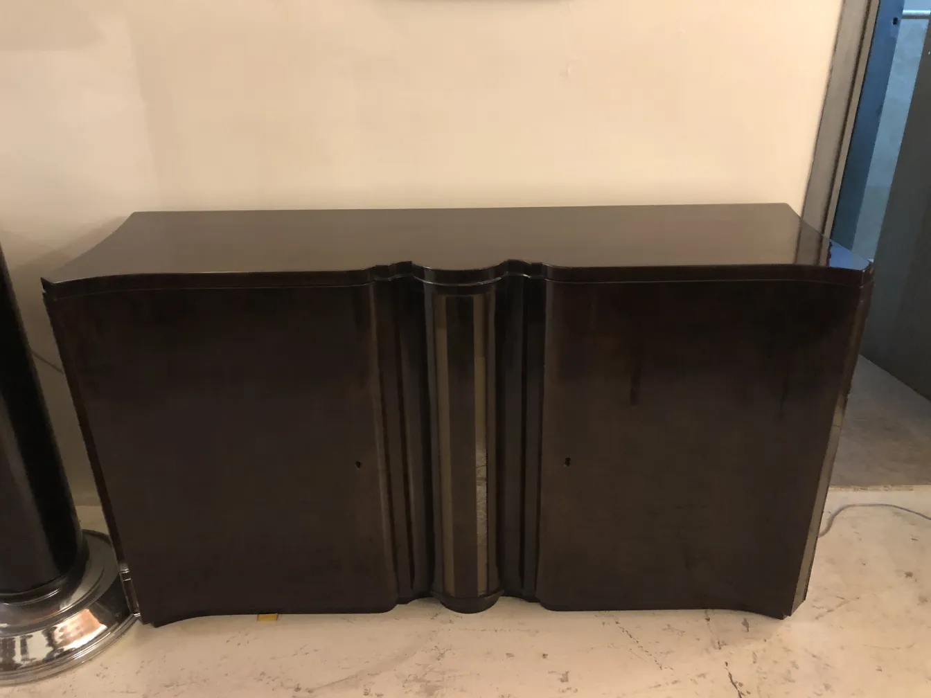 deux consoles anciennes avec design courbé dans un cadre moderne