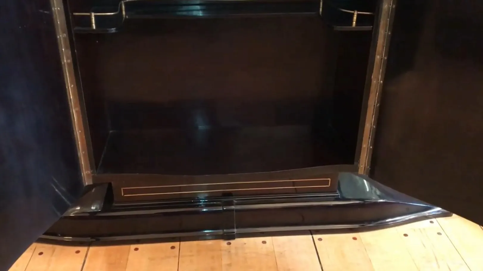 Innenansicht von zwei antiken Konsolentischen in einer dekorativen Umgebung