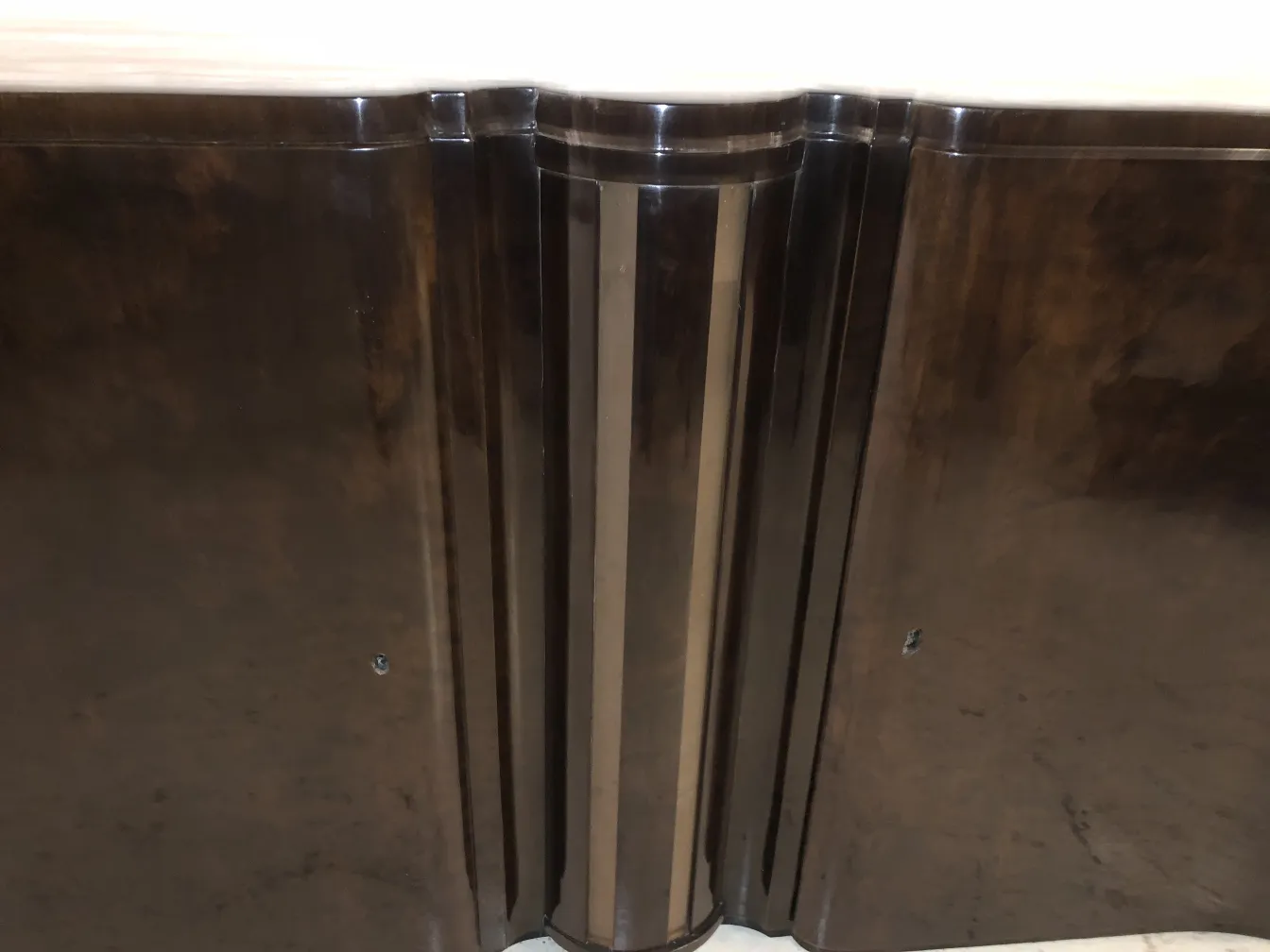 duas consoles antigas com detalhes elegantes