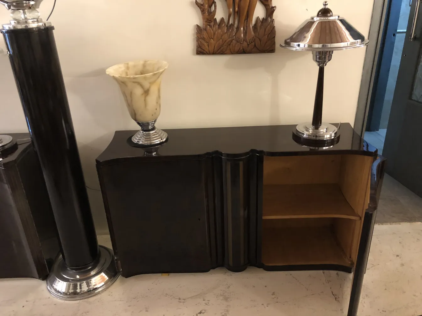 dos consolas antiguas en un ambiente con lámpara y decoraciones