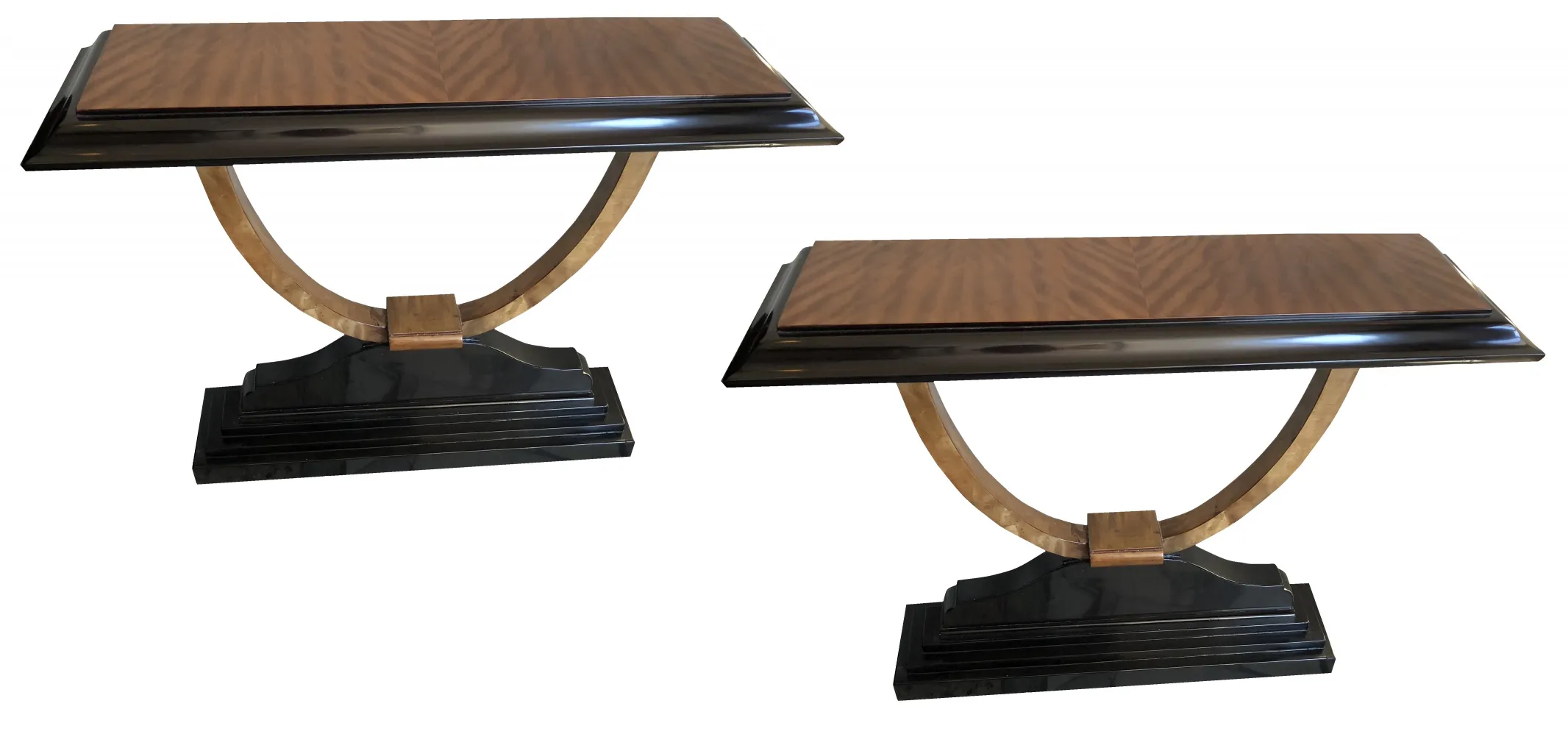 Ensemble de deux dresuars anciens, design élégant et fonctionnel