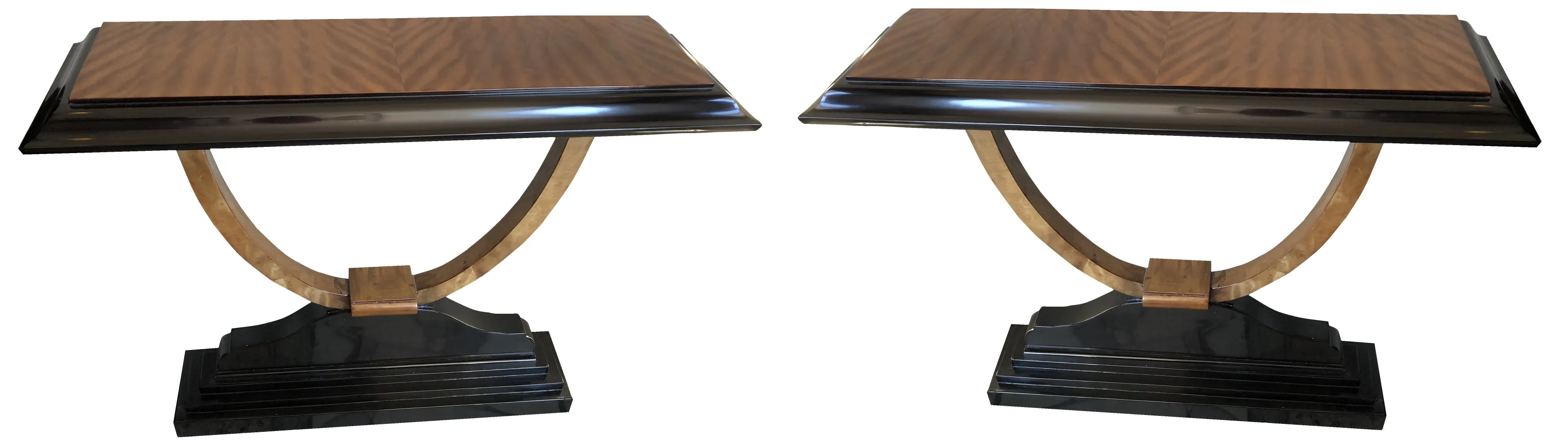 duas mesas de consola antigas com design elegante em ambiente acolhedor