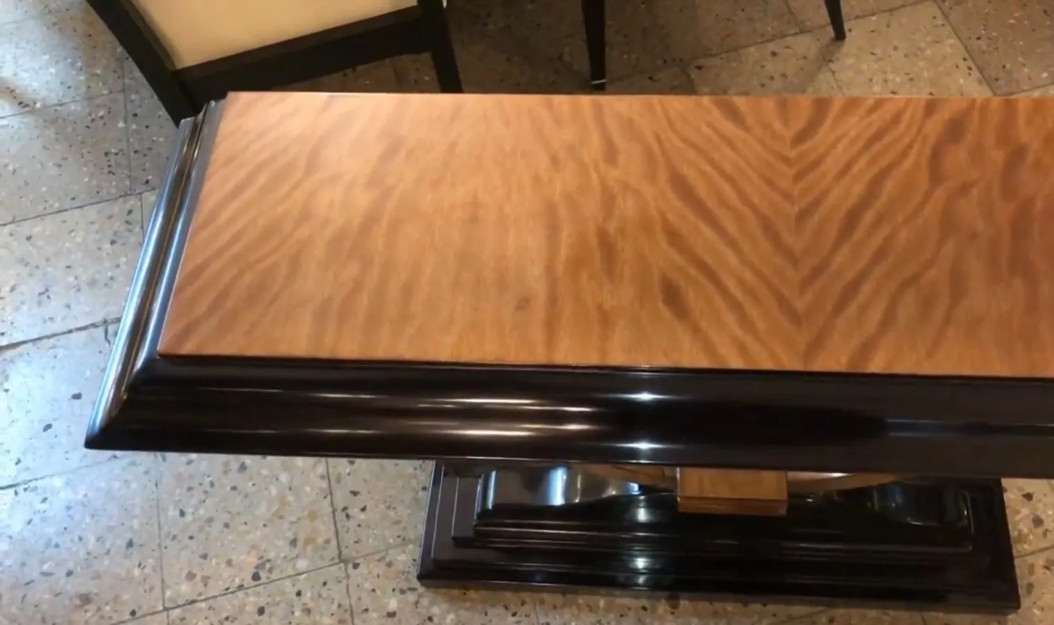 Vue de dessus de deux consoles antiques avec des détails décoratifs.