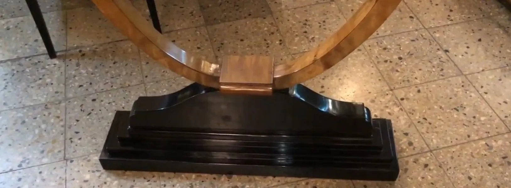 duas consoles antigas com base preta decorativa