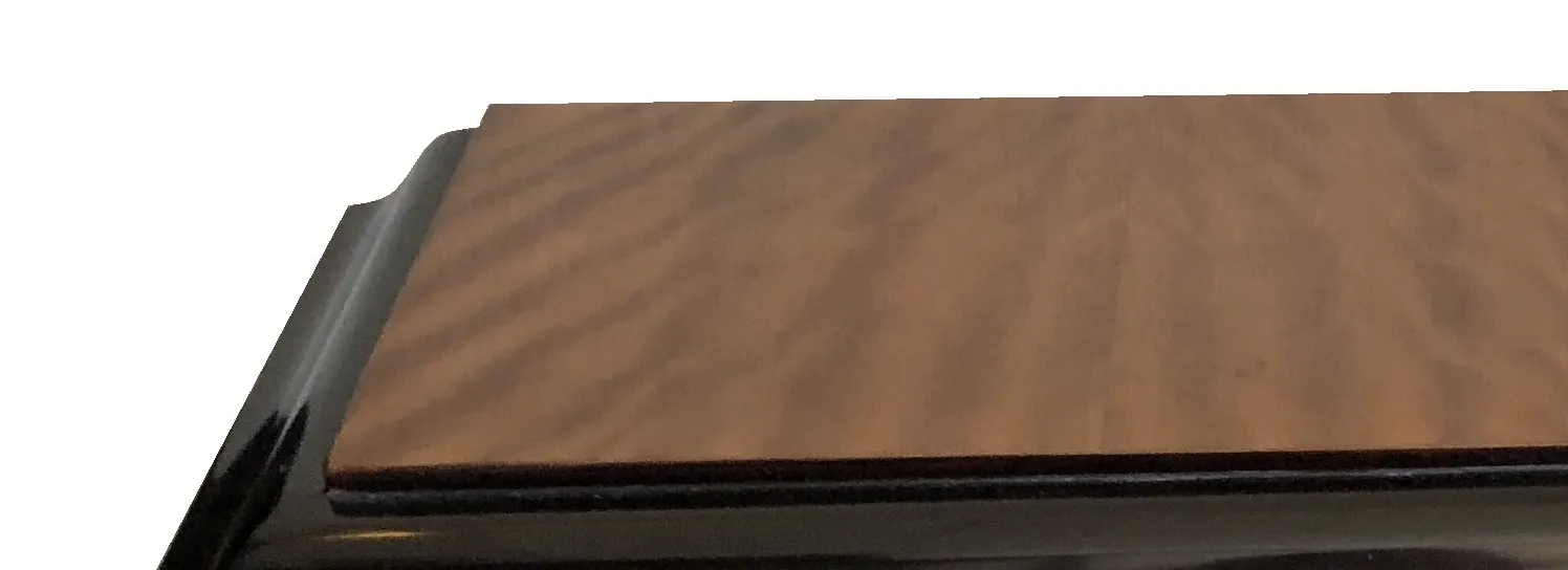 Set aus zwei eleganten antiken Konsolentischen in stilvollem Ambiente.