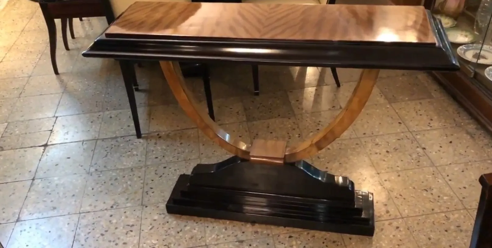 due dresuars antichi decorativi in una stanza elegante