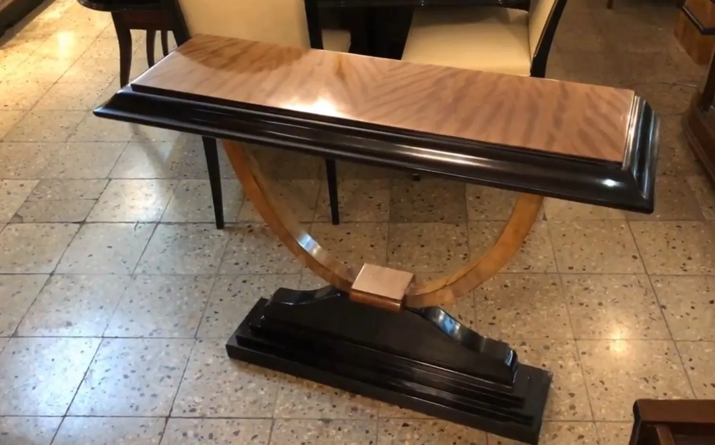 Dresuar ancien avec un design élégant et des finitions sombres