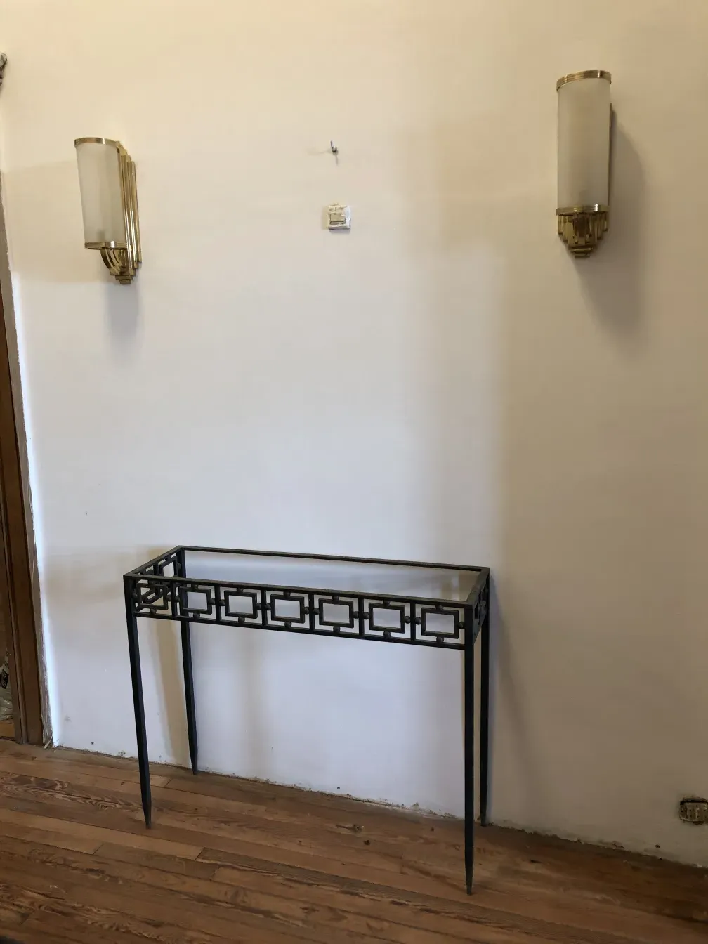 dos consolas antiguas con diseño decorativo en un ambiente