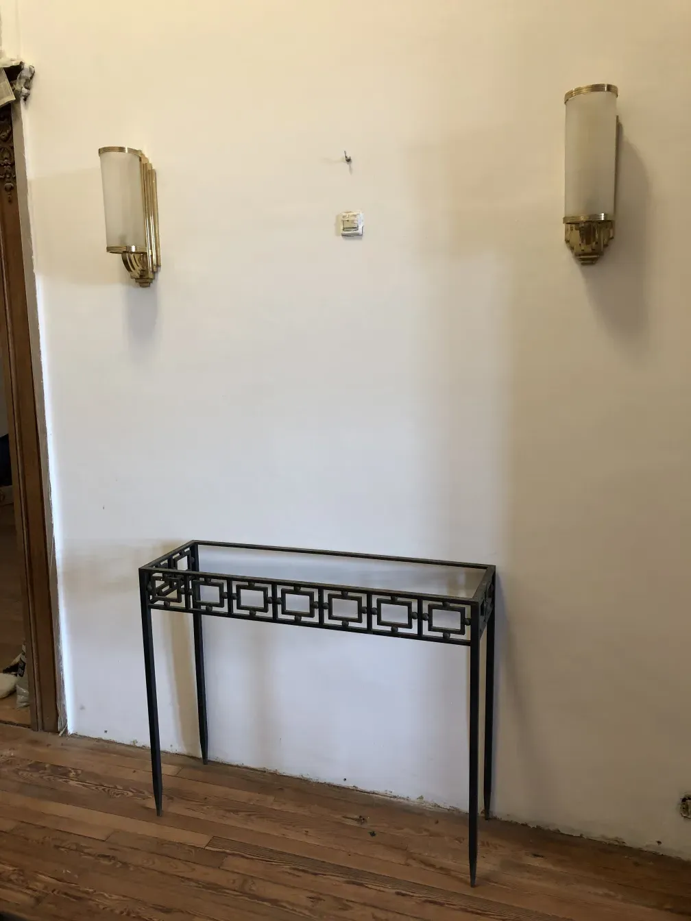 due eleganti dresuars antichi contro il muro