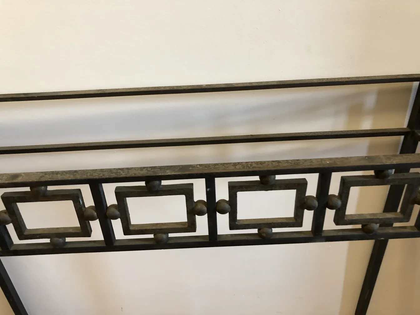 deux consoles anciennes avec un design décoratif