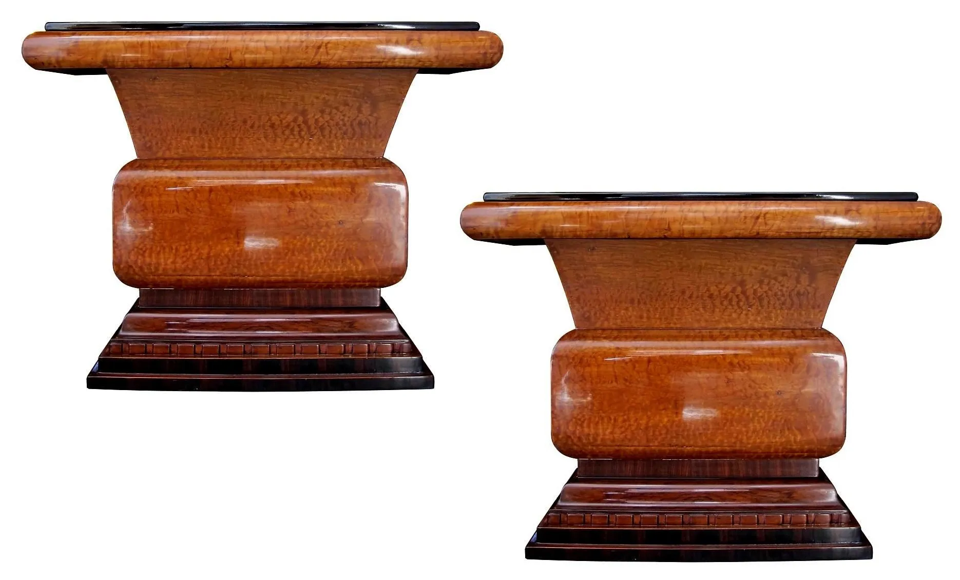 우아한 형태의 두 개 고대 콘솔 테이블