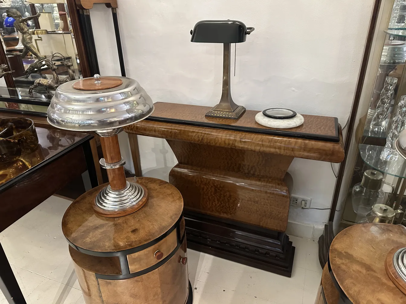 Duas consoles antigas com detalhes decorativos em um ambiente aconchegante