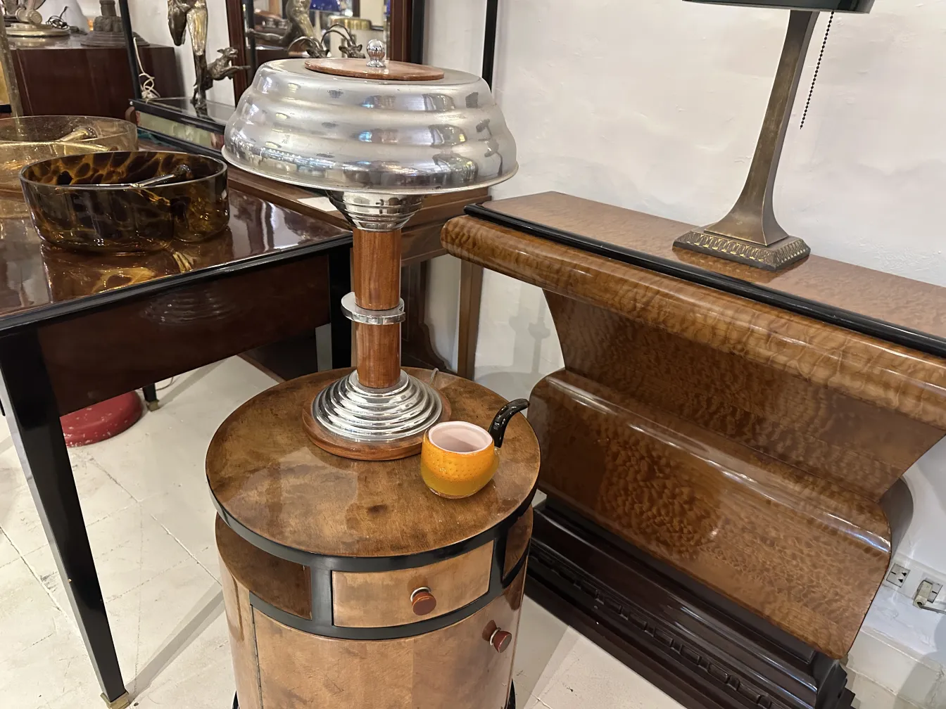 Dos consolas antiguas con detalles decorativos y ambiente elegante