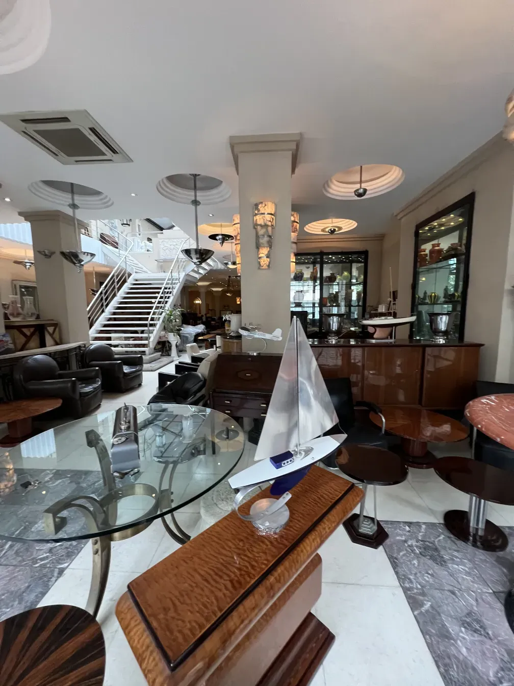 duas consoles antigas em um ambiente elegante