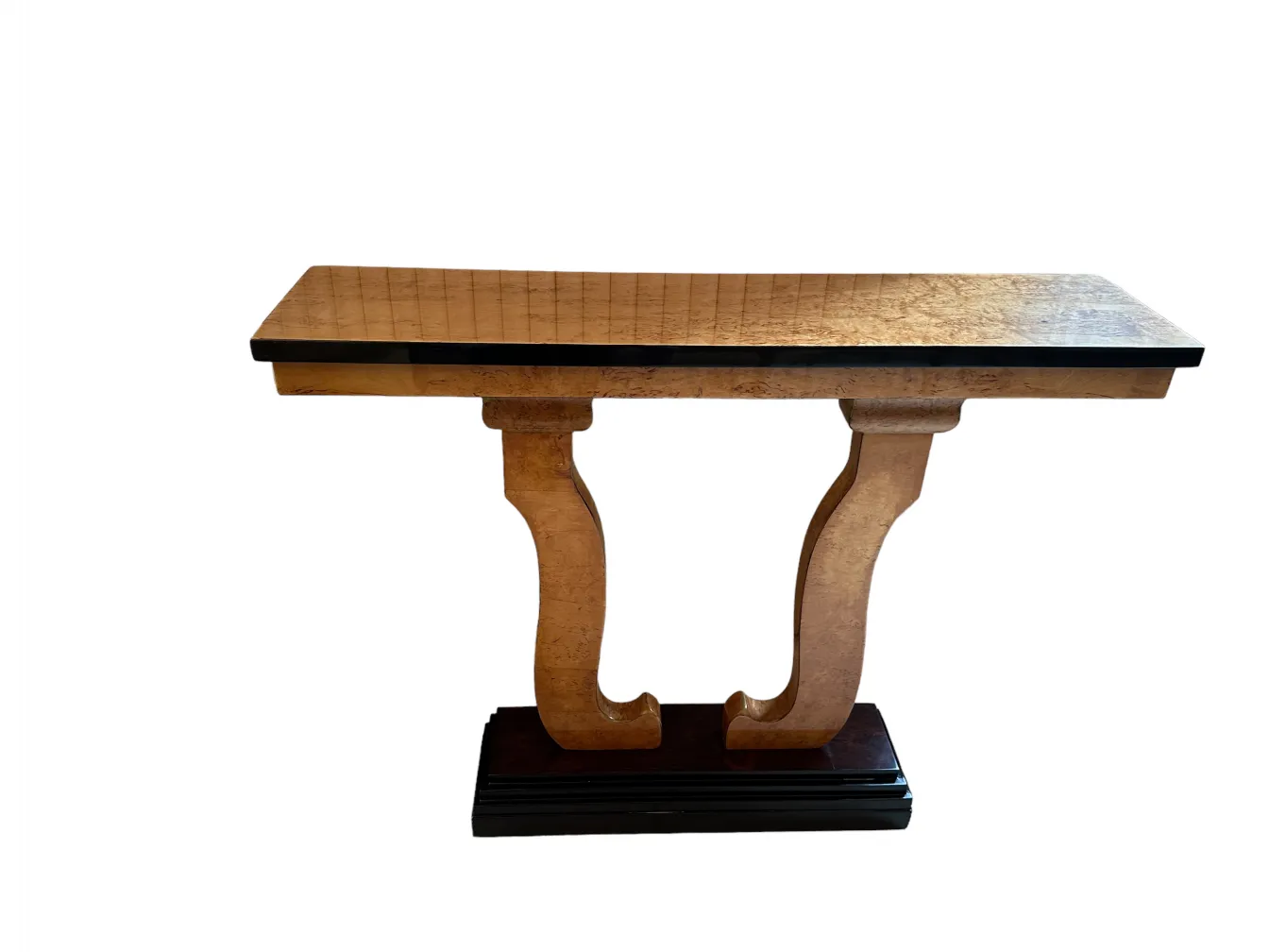 due mobili dresuars antichi con design decorativo ed elegante