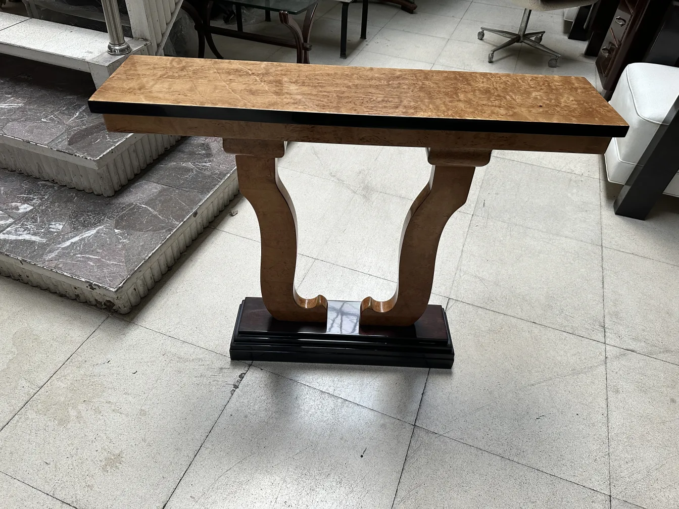 zwei antike Konsolentische in einem eleganten Raum