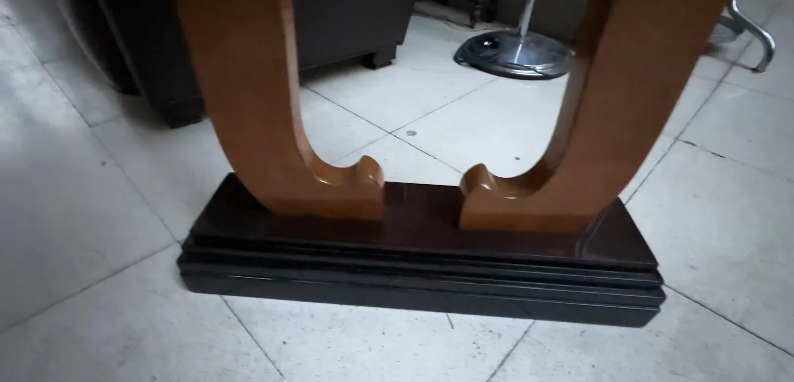 Vista de dos consolas antiguas decorativas en un ambiente clásico