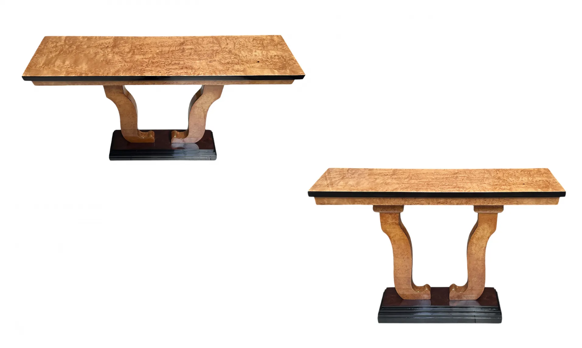 Vue de deux consoles anciennes avec design élégant et pattes distinctives dans un cadre neutre.