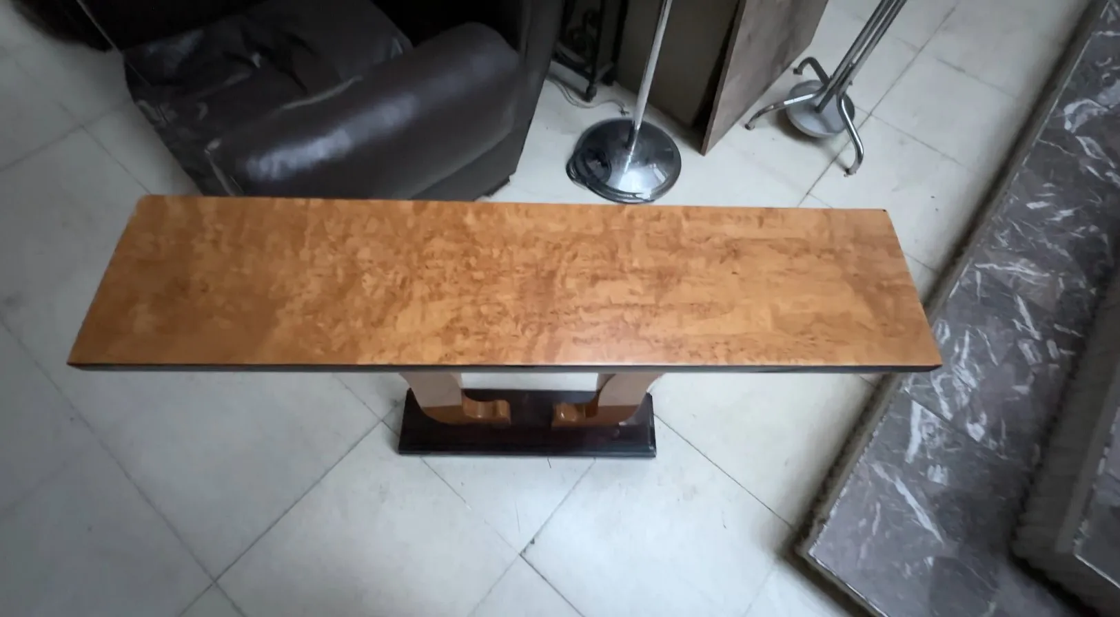 due consolle antiche con un design elegante in una stanza