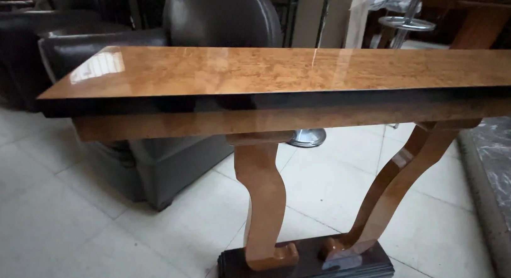 dos consolas antiguas con diseño elegante y base decorativa