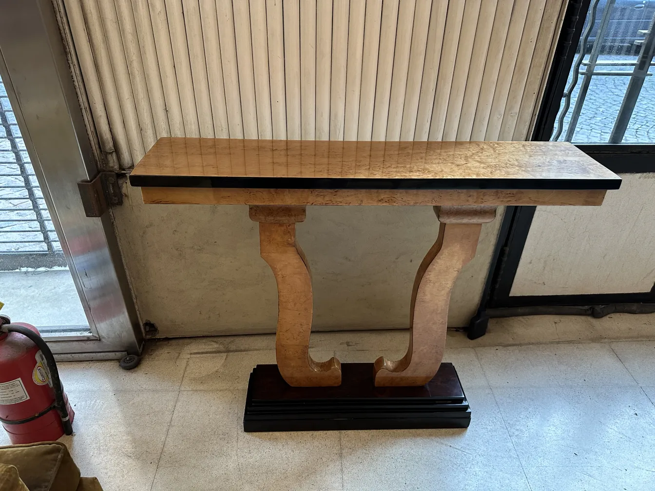 エレガントなディテールとクラシックな雰囲気の古いコンソールテーブル二台