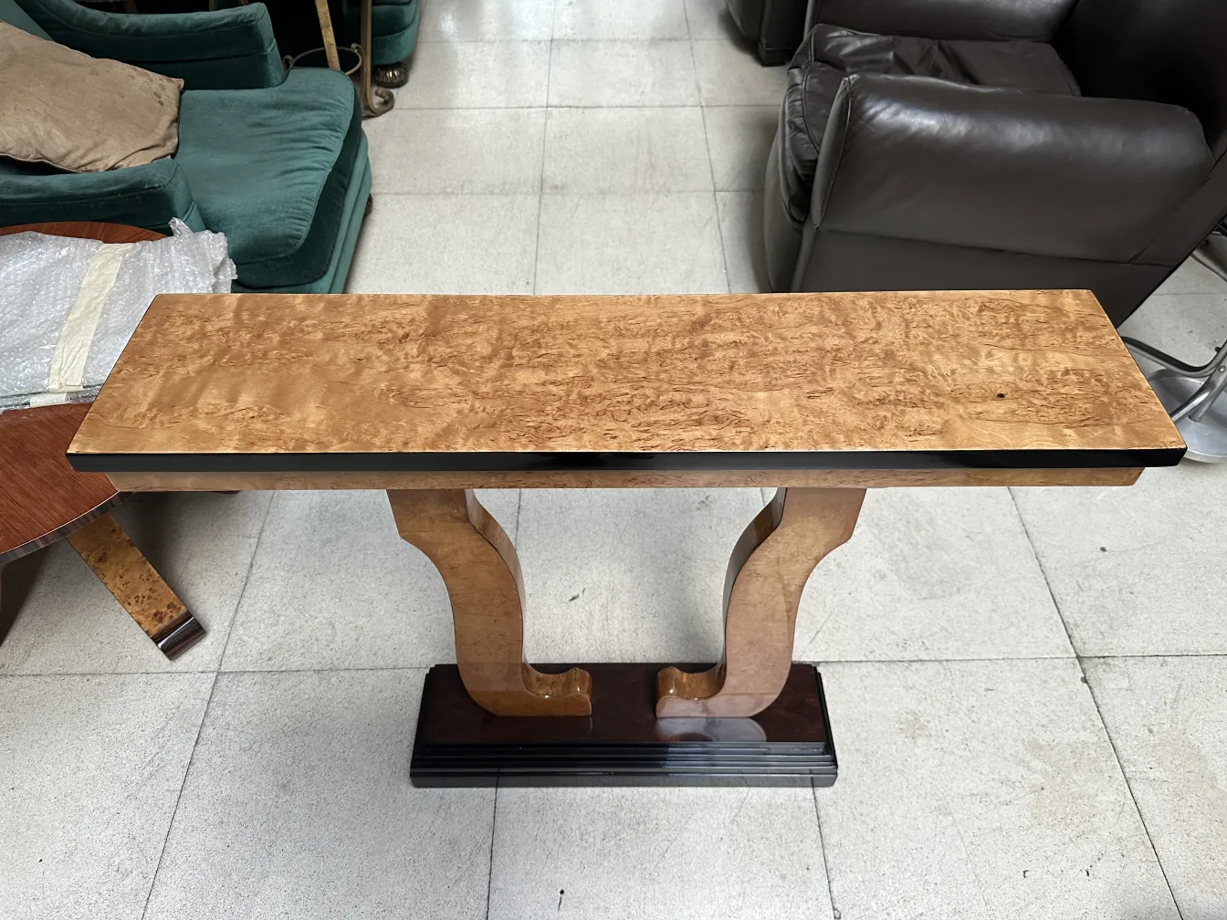 Due console antiche con design elegante in un ambiente accogliente