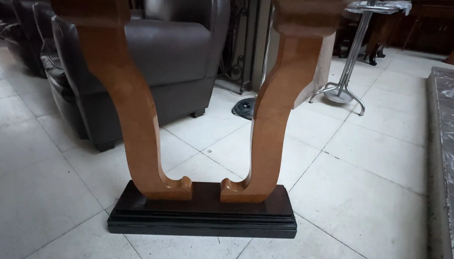 طاولتان قديمتان بتصميم أنيق في إعداد كلاسيكي