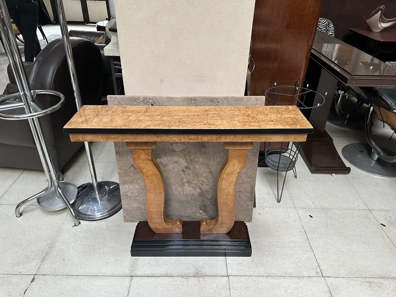 dos consolas antiguas elegantes con forma decorativa