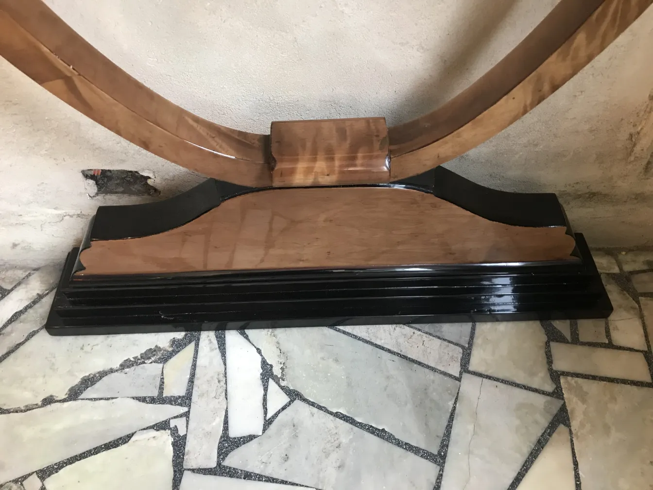 Due consolle antiche con un design elegante in un ambiente rustico.