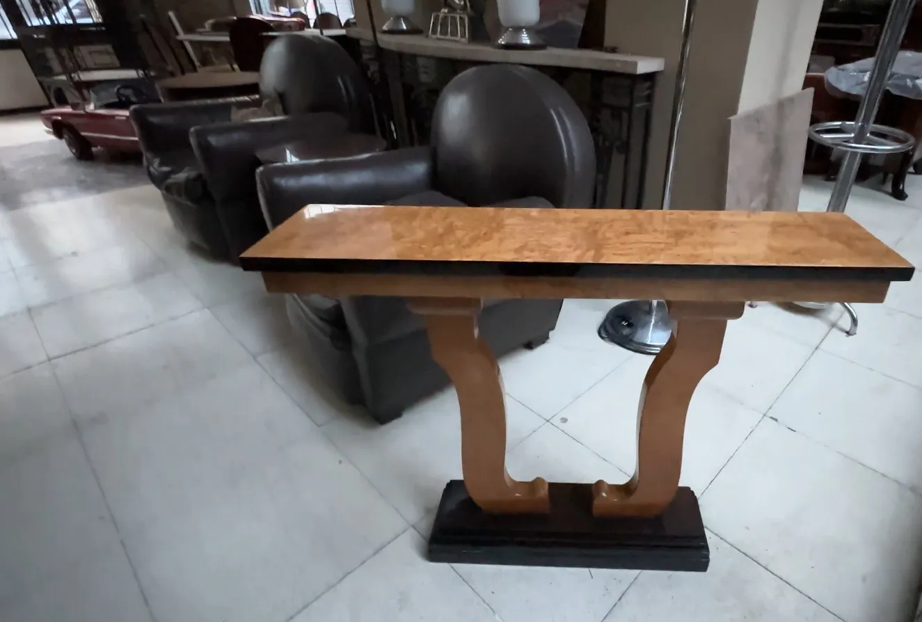 Duas consoles antigas decorativas em um ambiente neutro