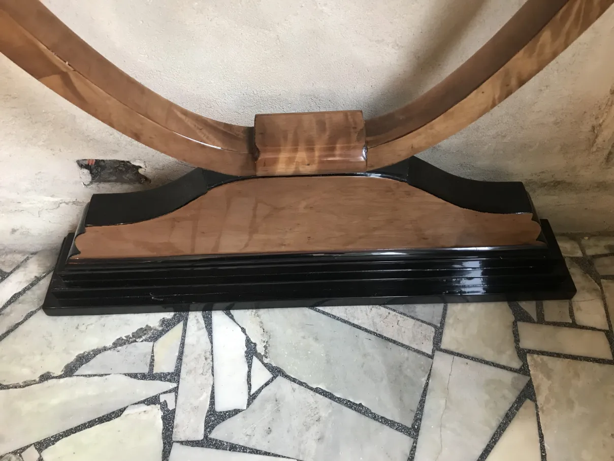 Vue latérale de deux consoles anciennes avec des détails décoratifs