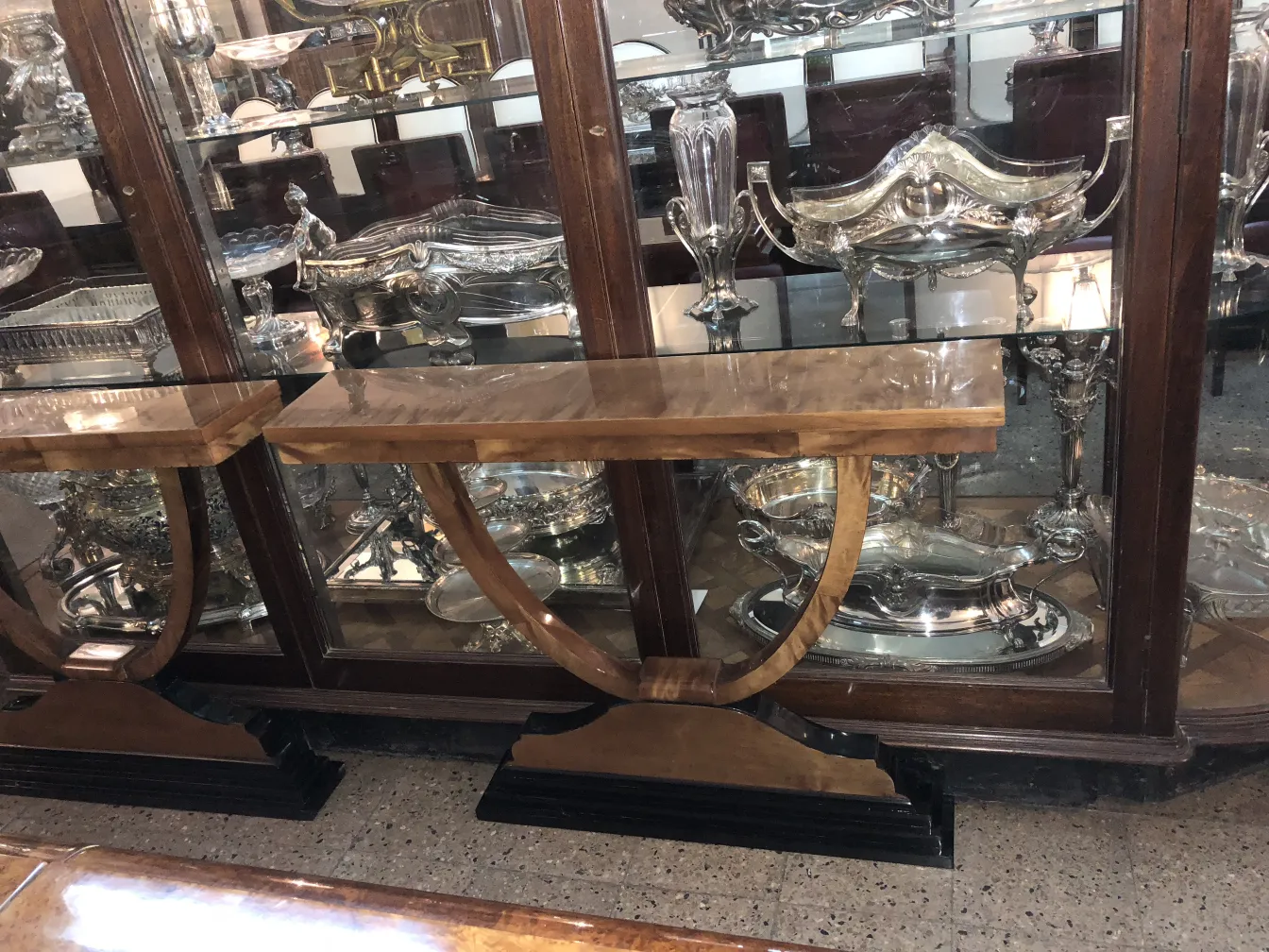 Duas consoles antigas com design elegante em um ambiente clássico.