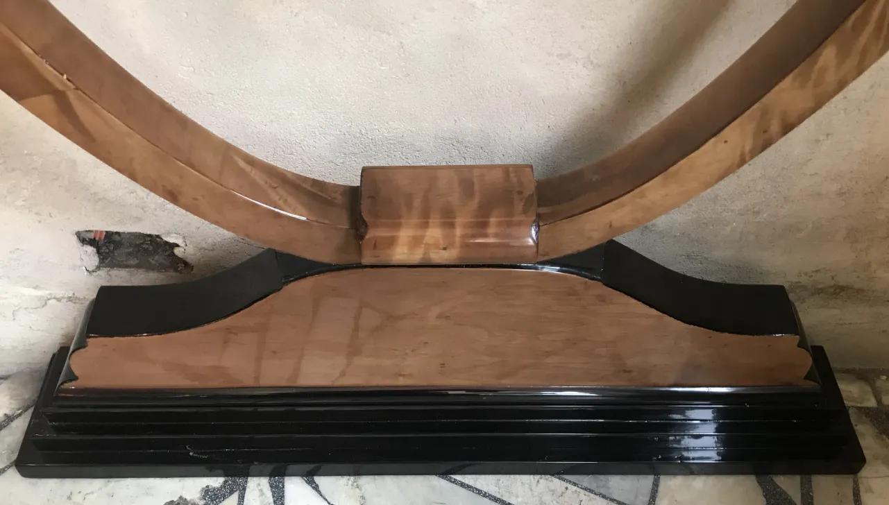 consolla doppia antica con dettagli eleganti