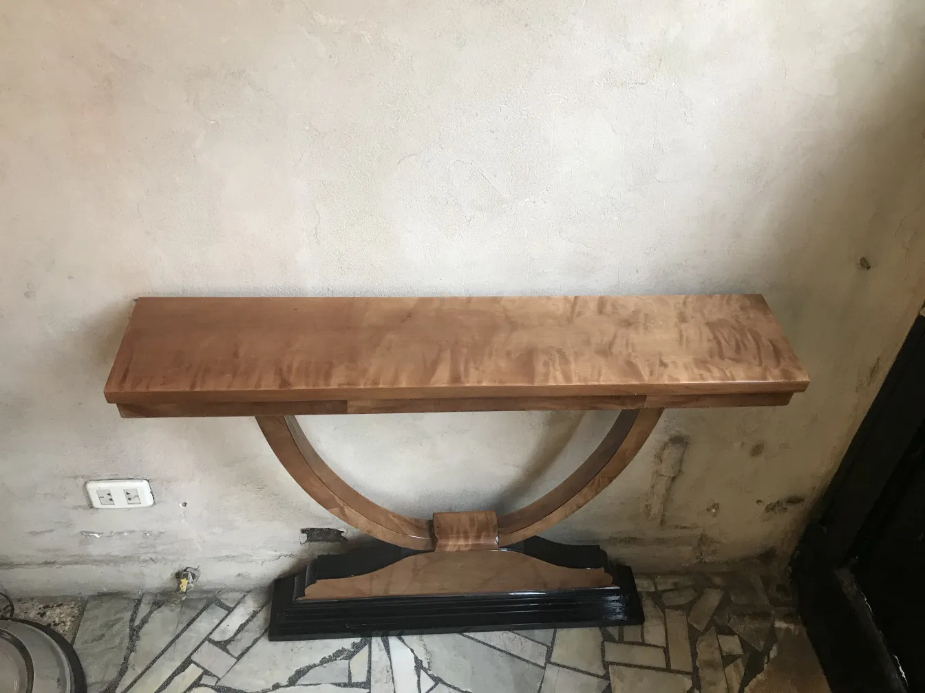 dos consolas antiguas de estilo elegante en ambiente neutro