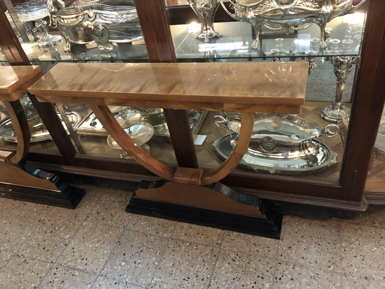 Consolle antiche con forma curva e base solida in un ambiente elegante