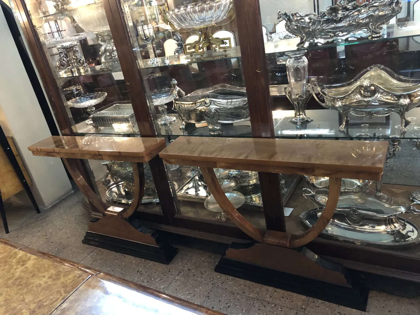 Ensemble de 2 dressoirs anciens décoratifs dans un cadre élégant.