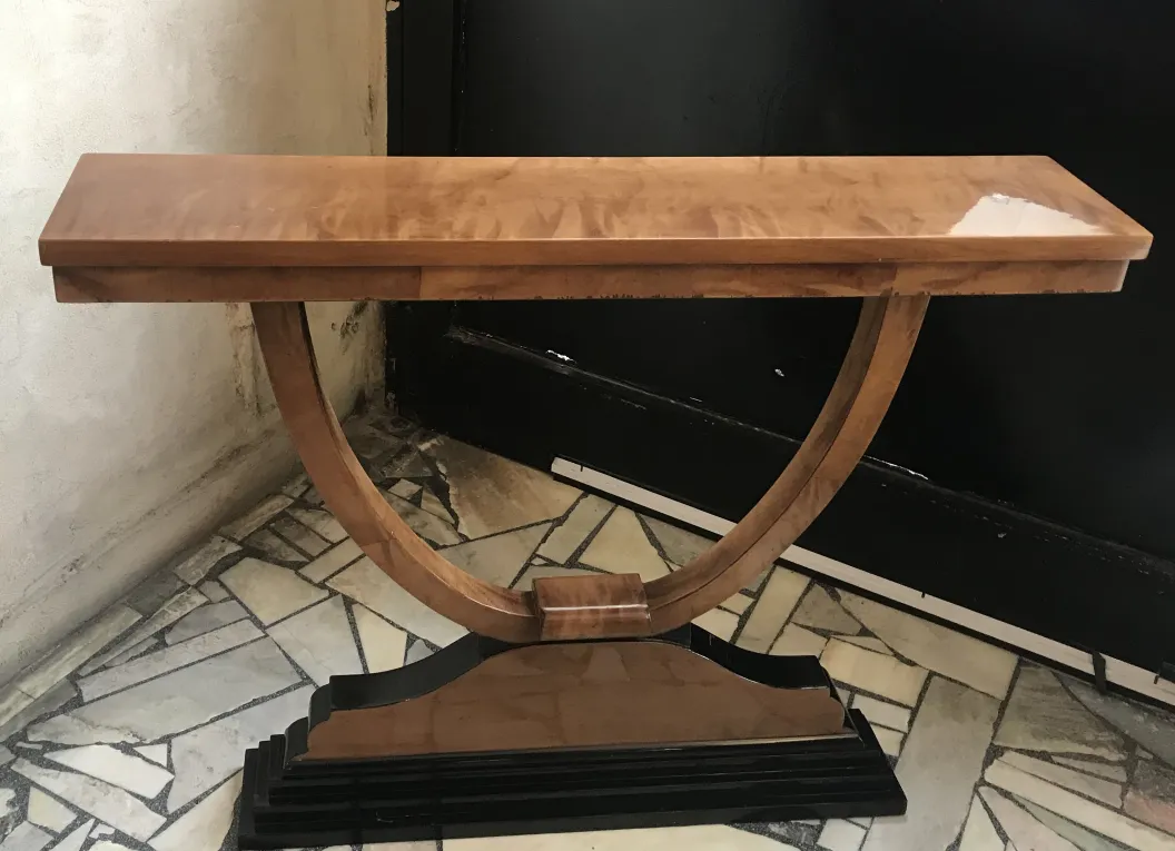 deux consoles anciennes, surface lisse et courbe, fond sombre