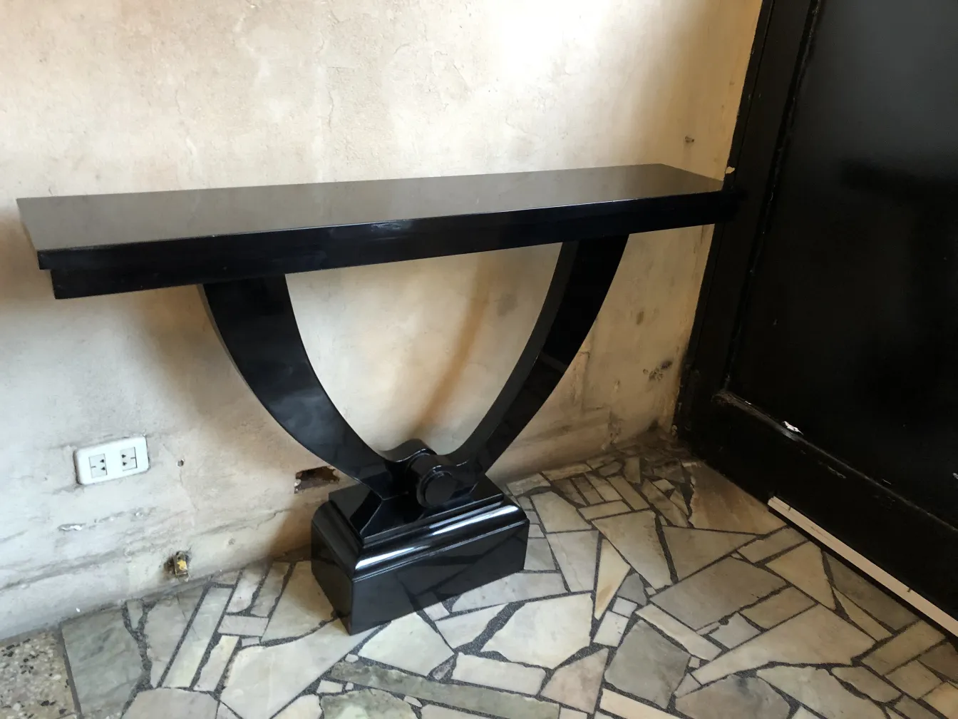 duas consolas antigas com design elegante na parede