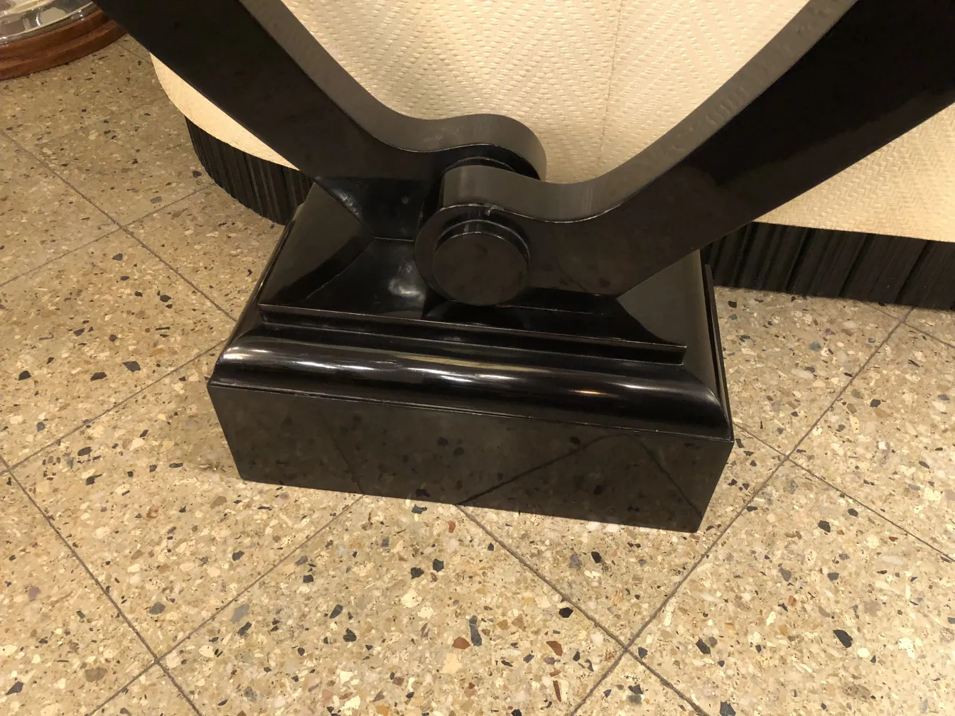 consoles anciennes avec base décorative dans des décors élégants