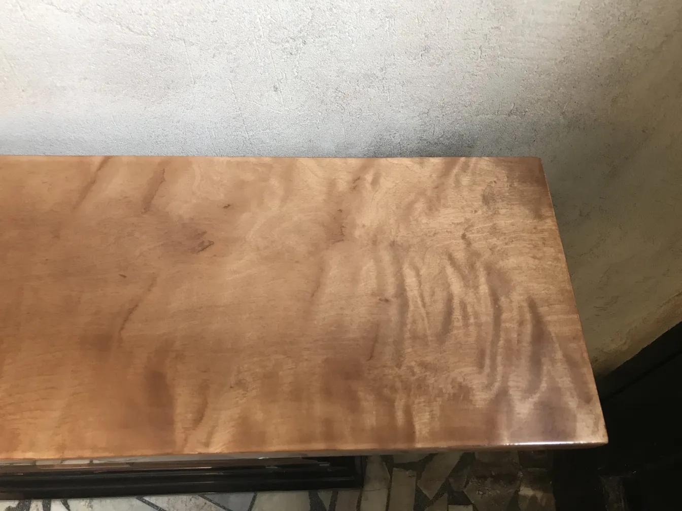 Vue supérieure de deux dresuars anciens décoratifs dans un cadre neutre