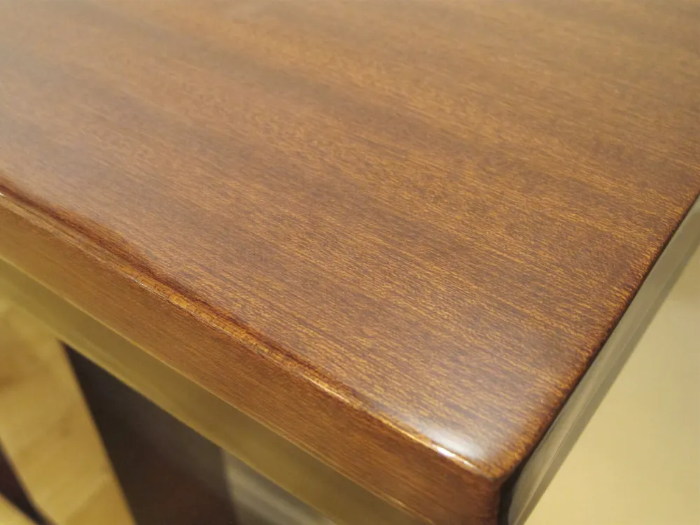古いコンソールテーブルの光沢仕上げ、上部ビュー