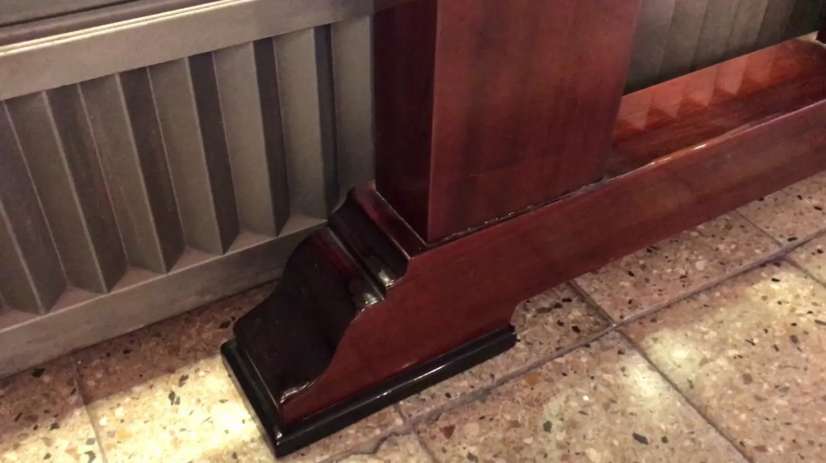 Drei antike Konsolentische mit eleganten Details, klassisches Ambiente.